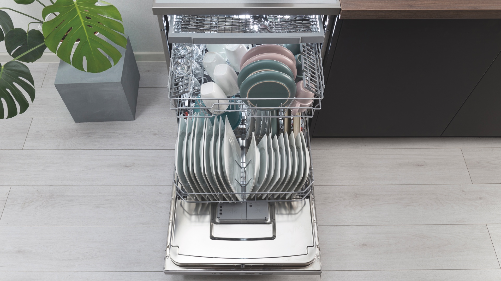 Hisense Freestanding Dishwasher HS661C60X - 16 Place Settings